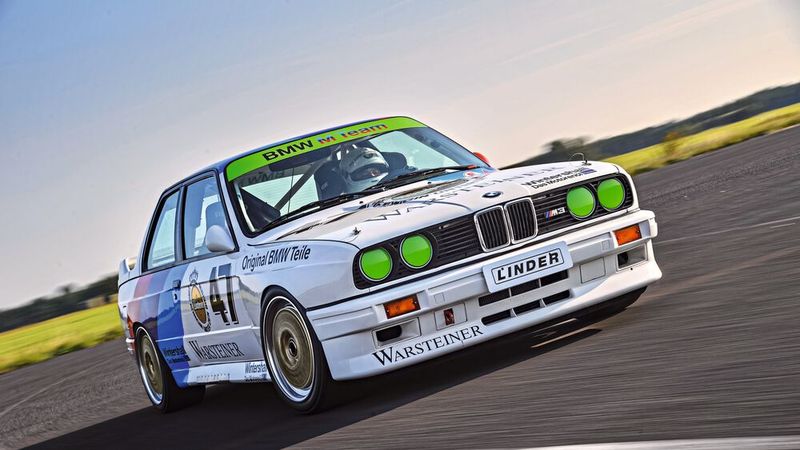 Auf der IAA 1985 stellte BMW den M3 (E30) als zweitürige Straßen- und Rennversion vor. Erstere war als Homologationsmodell für die Deutsche Tourenwagen-Meisterschaft gedacht. Letztere wurde der erfolgreichste Tourenwagen der Welt. Er verbuchte mehr als 1.500 Einzelsiege, 60 Landesmeisterschaften bei Straßen- und Bergrennen sowie im Rallyesport, dazu sieben Berg-Europameisterschaften, fünf Mitropa Rally Cups und acht Siege bei den 24-Stunden-Rennen auf dem Nürburgring und in Spa. (Bild: BMW AG)
