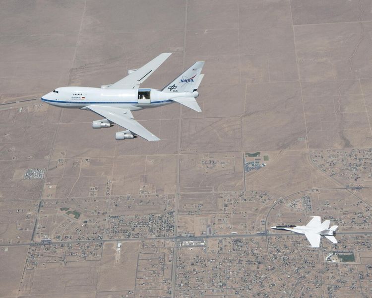 SOFIA in der Luft mit einer F/A-18 als Begleit- und Beobachtungsflugzeug (NASA)