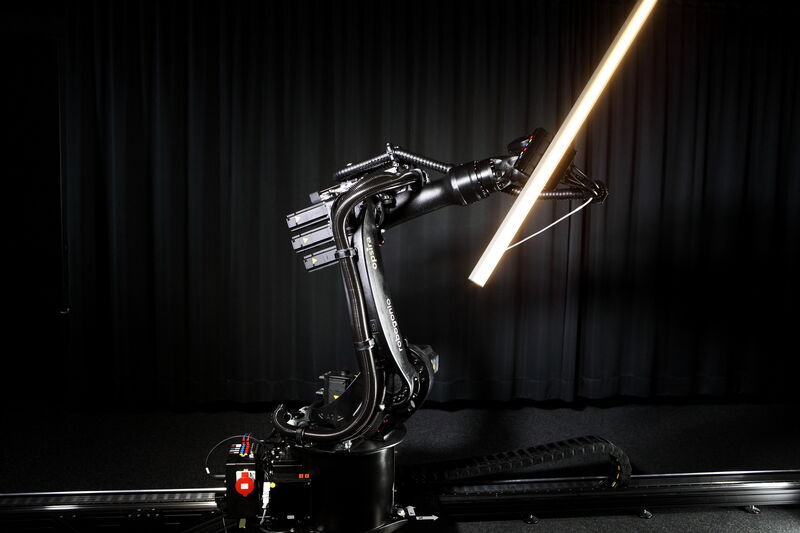 Erinnert an einen kleinen Tribut an Star Wars: ein innovatives Goniophometer mit einem KUKA Roboter. (Foto: KUKA)