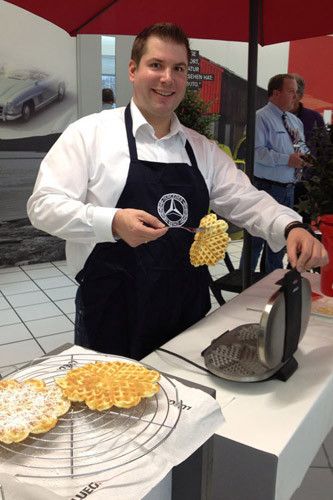 Christian Schulte-Sasse gehört zum Taxt-Team von Lueg und backt in der Vorweihnachtszeit auch Waffeln für seine Kunden. (Foto: Lueg)
