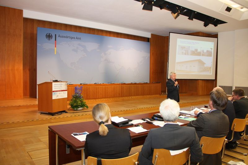 Michael Koller, Mehrheitsgesellschafter und Präsident der Münchener Medizin Mechanik GmbH, stellt ein Best Practice Beispiel aus seiner Firma vor, wo sie in Afrika als Gesamtanbieter für eine Spezialklinik mit Operationssälen, einer Zentralsterilisation und Laborgebäuden fungiert haben. (Bild: Finus)