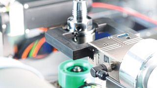 Der PGN-plus-E mit IO-Link ermöglicht flexible Prozesse und lässt sich einfach in Betrieb nehmen. (Schunk)