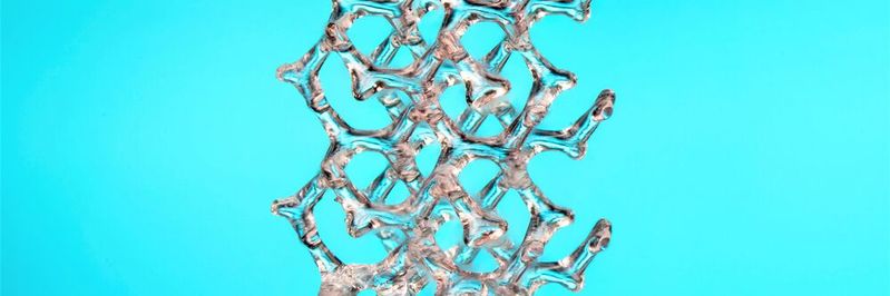 Solch filigrane Glaskonstruktionen können jetzt per 3D-Drucker sehr fix im Mikrometermaßstab gefertigt werden. Wie das geht, wissen Forschende aus Freiburg im Breisgau. Hier ein Resultat: ein Glas-Tetrakaidekaeder als Gitterkunstwerk.(Bild:  UC Regents)