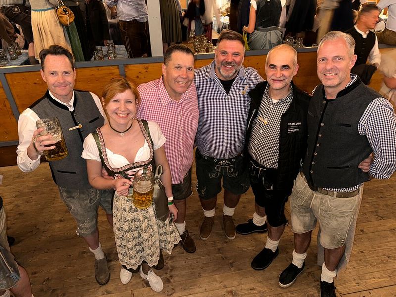 Maya Lange (Amazon) mit (v. l.) Markus Hollerbaum (S&K), Harald Krekeler (Samsung) Vincenzo Verderosa (S&K), Steven Pollok (Samsung) und Björn Siewert (S&K)  (Bild: Vogel IT-Medien GmbH)