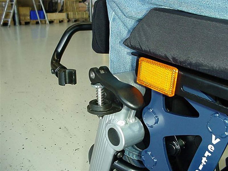 Einsatz als Bedienelement: An einem Reha-Stuhl dient der Exzenterhebel zum Öffnen und Schließen eines Haltebügels. Bügel geöffnet (links) und Bügel geschlossen (rechts). (Archiv: Vogel Business Media)