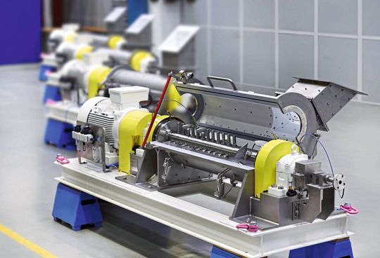 Stapelchips und andere salzigen Snacks benötigen besondere Pulverteigmischungen. Hohe Homogenität bei gleichzeitig präzise geregelten und extrem stabilen Feuchtegraden sind nur einige Anforderungen. Der kontinuierlich arbeitende Ringschicht-Mischer erfüllt diese anspruchsvolle verfahrenstechnische Aufgabe. Stapelchips und andere salzigen Snacks benötigen besondere Pulverteigmischungen. Hohe Homogenität bei gleichzeitig präzise geregelten und extrem stabilen Feuchtegraden sind nur einige Anforderungen. Der kontinuierlich arbeitende Ringschicht-Mischer erfüllt diese anspruchsvolle verfahrenstechnische Aufgabe.