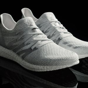 Im Rahmen der gemeinsamen Forschungs- und Entwicklungsaktivitäten soll die Digitalisierung der Fertigung in der Adidas-Speedfactory weiter vorangetrieben werden.(Bild:  Adidas)