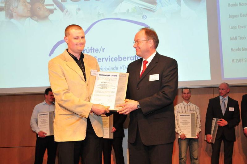 Karol Kramer vom Autodienst Glaubitz in Zittau erhielt die Urkunde für Mitsubishi. (Archiv: Vogel Business Media)