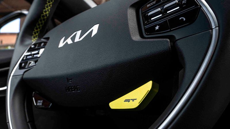 Wird der gelbe GT-Knopf gedrückt, fährt sich der EV6 GT besonders ungezügelt. (Bild: Kia)