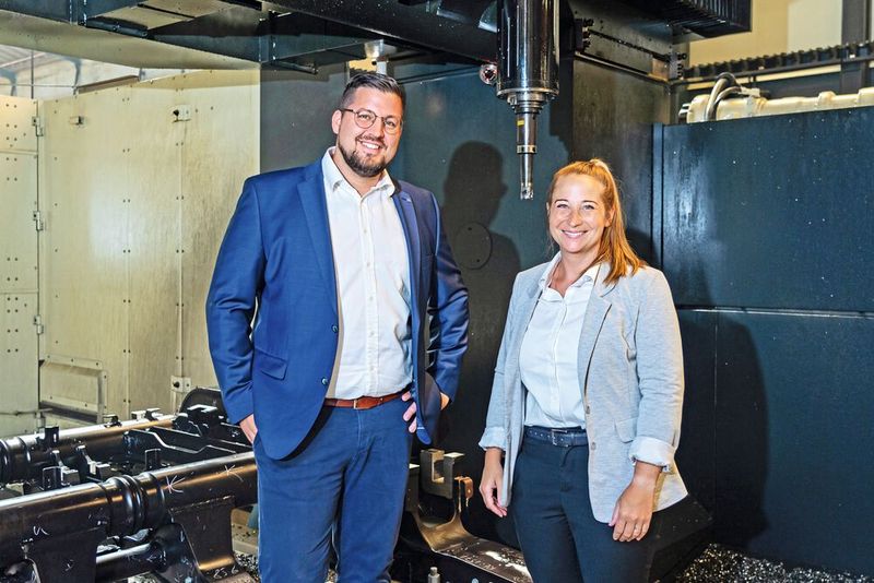 Alstom-Produktionsleiterin Annika Lichtenfels und Bimatec Soraluce-Produktmanager Automation Frank Lörchner freuen sich über den Erfolg des gemeinsamen Entwicklungsprojekts. (Bild: onemorepicture / Bimatec Soraluce)