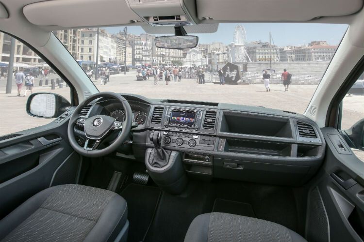 Das Cockpit ist übersichtlich: In der Mitte thront das mehrfarbige auf Wunsch bis zu 6,33 Zoll große TFT-Touchsreen mit Bluetooth-Freisprecheinrichtung. (Foto: Udo Schwickal)