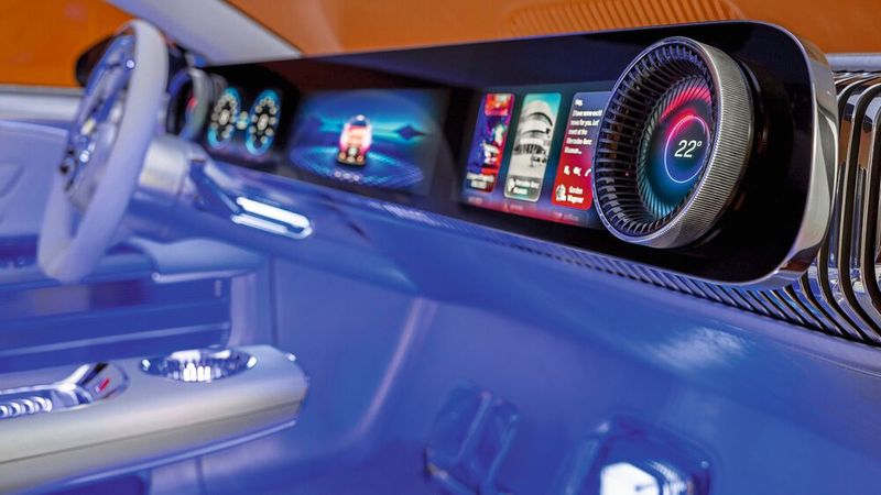 Der Superscreen im Concept CLA Class reicht von Tür zu Tür. (Bild: Mercedes-Benz)