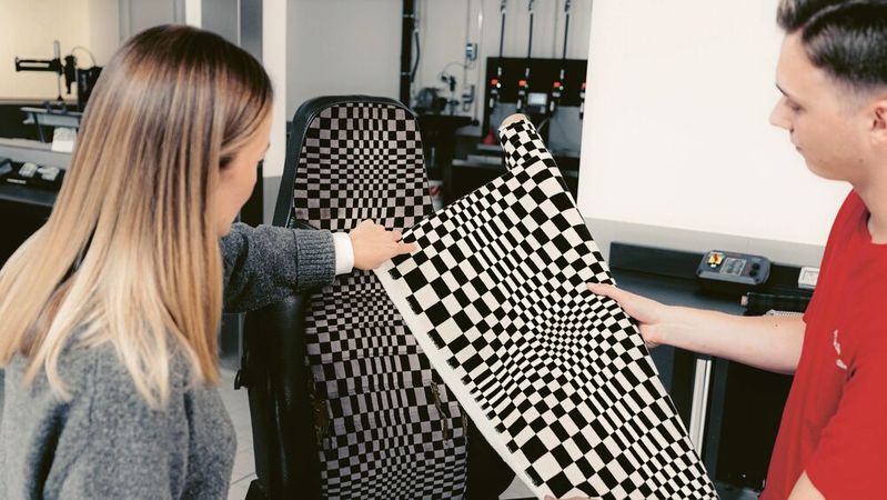 Inspiriert von wehenden Zielflaggen, ist das Pascha-Muster eine Hommage an den Motorsport. Erstmals 1977 im 928 in Südfrankreich der Öffentlichkeit präsentiert und bis Mitte der 1980er Jahre zudem auch im 911, 924 und 944 angeboten, wurde das pulsierende, lebendige Muster zu einem der prägendsten Interieur-Designs von Porsche. Der Name „Pascha“ sollte an osmanische Sultane erinnern, die auf komfortablen Seiden- und Samtkissen ruhten.(Bild:  Porsche)