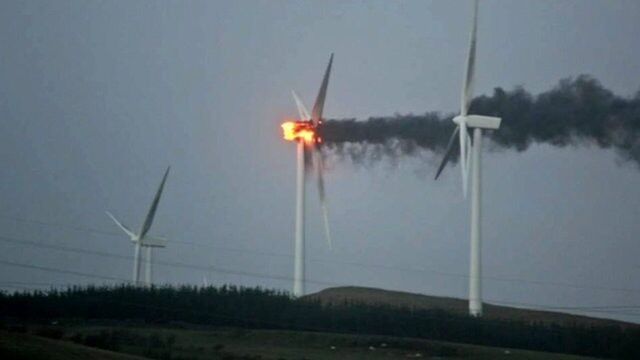Das 100m hohe Windkraftwerk im Windpark Ardrossa, in der Nähe von Noth Ayrshire, GB wurde im Dezember 2011nach einem Turbinenbrand völlig zerstört. (Bild: BBC)