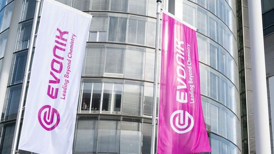 Evonik lehnt Verhandlungen über eine Übernahme durch BASF ab, bleibt aber für einen vertraulichen Informationsaustausch offen. BASF bietet 24 Euro je Aktie und Zusagen für Beschäftigte und Standorte.(Bild:  Evonik Industries)