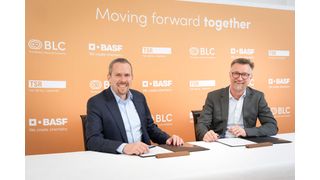 Daniel Schönfelder (links), Leiter des Unternehmensbereichs Battery Materials bei BASF, und Marc Affüpper (rechts), Geschäftsführer der TSR Group, unterzeichnen eine Vereinbarung zur Zusammenarbeit beim Recycling von Elektroautobatterien in Europa. (Bild:  BASF)