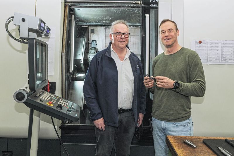 Left: Thomas Welte, Technical Field Service at deburring specialist Kempf GmbH and right: Robert König, Head of Series Production at Tries GmbH & Co. KG. in front of the machine, which produces around 25,000 workpieces a year with the ExBurrDrill. (Image:Kempf GmbH)