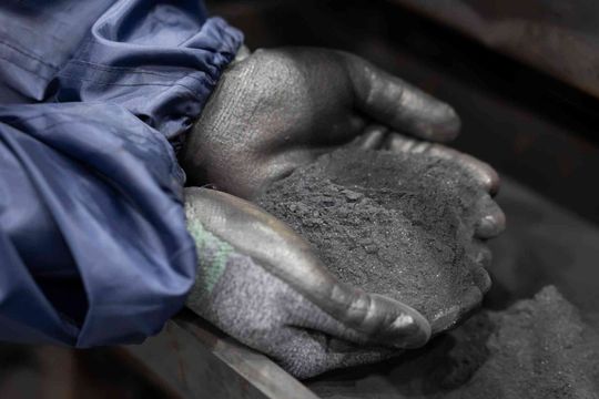 Schwarze Masse: Das feinkörnige Pulver, das beim Recycling von Lithium-Ionen-Akkus als Zwischenprodukt entsteht, enthält hochkonzentrierte Rohstoffe wie Lithium, Kobalt, Nickel, Mangan und Grafit.(Bild:  Endress+Hauser)