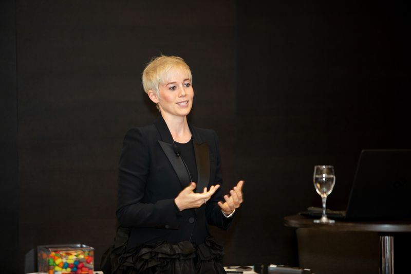 Gegen den Strich gebürstet – Dr. Steffi Burghardt sorgte mit einem heiteren Vortrag zum Kulturwandel in Verwaltung und Wirtschaft für Diskussionsstoff  (Gaby Ahnert – Eventfotograf)