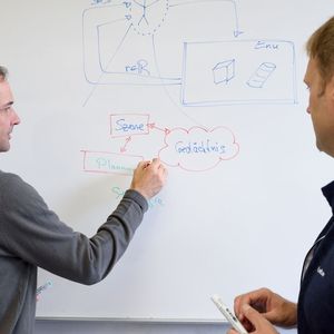 Die Forscherinnen und Forscher am Institut für Neuroinformatik schauen bei Prozessen ab, die im menschlichen Gehirn ablaufen.(Bild:  Roberto Schirdewahn)