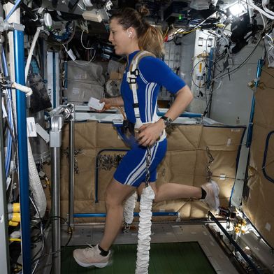 Als erste Studienteilnehmerin hat die Astronautin Sophie Adenot für ihr Training auf der Internationalen Raumstation ISS nun einen speziellen Stimulationsanzug genutzt. (Bild: © ESA/NASA)
