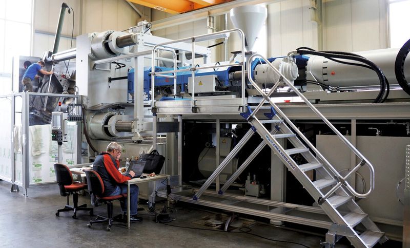 Groß-Spritzgießmaschinen des Typs Ettlinger srm 2000/130 kombinieren eine Vierholm-Zweiplatten-Schließeinheit mit einer Zweistufen-Plastifizier-/Spritzeinheit. (Bild: Ettlinger)