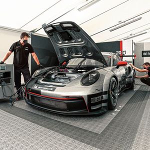 Die in Chile produzierten E-Fuels will Porsche zuerst im Mobil 1 Supercup einsetzen.(Bild:  Porsche)