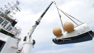 Das „Intermediate eXperimental Vehicle“ der ESA ist etwa so groß wie ein Kleinwagen. Am unteren Heck befinden sich die beiden Steuerklappen, die mit Hilfe von Rollengewindetrieben aus dem Hause SKF betätigt werden. (Bild: Neri)