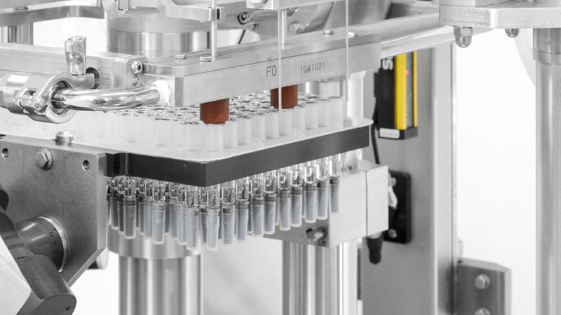 The RNFM22 fills water-based products and suspensions into vials, cartridges, and syringes and seals these packages. (Bild: Steriline)