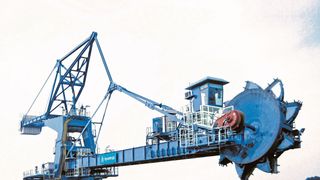 Um die Emissionen der Anlage zu minimieren, werden alle Materialübergabestellen, Waggonentladestationen sowie Schiffsbelader mit einer Staubunterdrückungsanlage ausgestattet. (Bild: Thyssenkrupp Industrial Solutions)