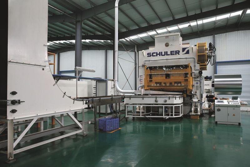Schuler übergab die Produktionslinie mit Bandanlage, Vorschubeinrichtung, Bandschmierung und Werkzeugen schlüsselfertig. (Bild: Schuler)