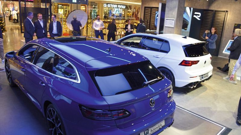 Ausstellungsfläche für zwei Fahrzeuge: Im Concept Store der Hahn-Gruppe für Volkswagen R stehen Kunden der Arteon R Shooting Brake und der Golf R physisch zur Verfügung. (Bild: Achter – »kfz-betrieb«)