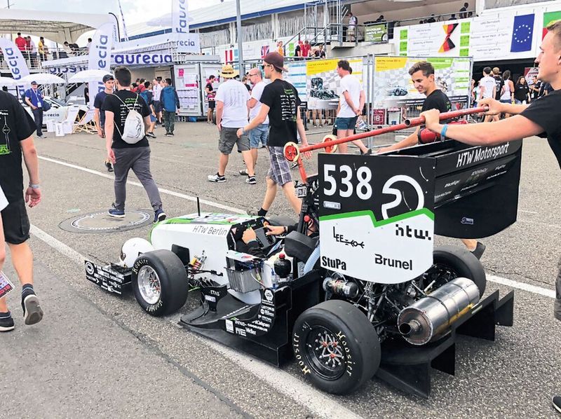 Seit nun über 11 Jahre schrauben, fräßen, konstruieren und vermarkten die motorsportbegeisterten Studierenden der Hochschule für Technik und Wirtschaft an ihrem Boliden um jedes Jahr noch ein Stück besser und erfolgreicher an der Formula Student teilzunehmen. (HTW Motorsport Berlin)