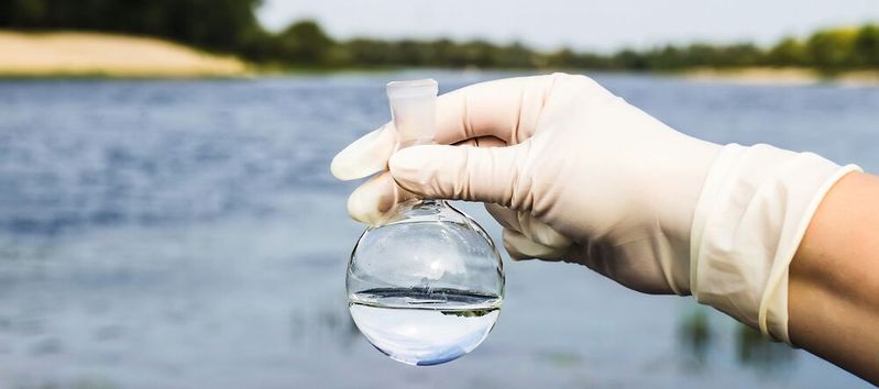 Trifluoressigsäure (TFA) zählt zur Gruppe der per- und polyfluorierten Alkylverbindungen (PFAS) und reichert sich in der Umwelt und im Wasser an. Das Vorkommen dieser Substanz sowie deren Eigenschaften werden laufend untersucht. (Symbolbild)(Bild: ©  Irina - stock.adobe.com)