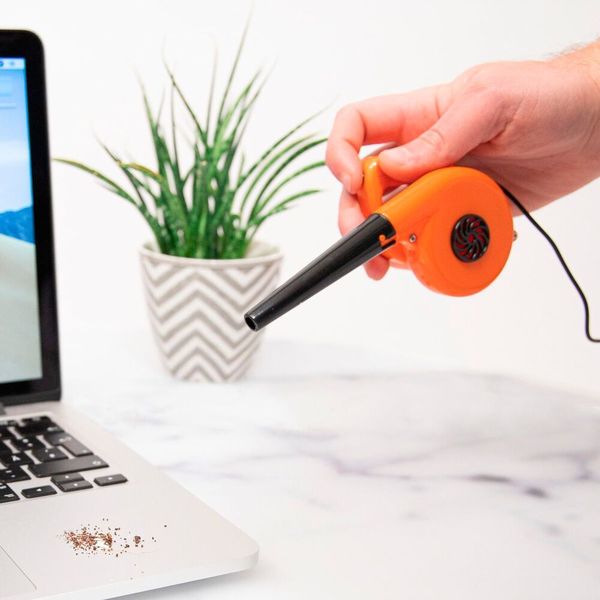 Wie cool ist das denn?! Das kleinste Gebläse der Welt ist unter jedem Weihnachtsbaum ein Hingucker. Bei Radbag gibt es den Tastatur-Laubbläser mit USB-Anschluss für 16,95 Euro. (www.radbag.de)