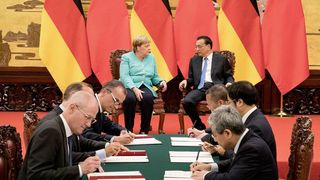 Matthias Zink (3. v. li.), Vorstand Automotive OEM der Schaeffler AG und Hu Zhongxiong, Bürgermeister der Stadt Changsha (2. v. r.), während der Unterschriftenzeremonie im Beisein von Bundeskanzlerin Angela Merkel und des chinesischen Ministerpräsidenten Li Keqiang. (Auto-Medienportal.Net/Bundesregierung/Steffen Kugler)