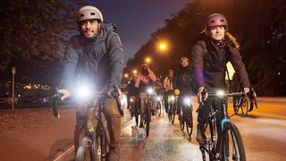 Fahrradbeleuchtung gibt es seit dem 19. Jahrhundert. Was als Ölfunzel begann, ist heute ein präzise geregeltes System, das Licht effizient formt. (Bild: www.vaude.com | pd-f)