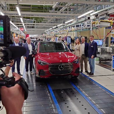 Feierlicher Start der Produktion des Mercedes-Benz GLA in Rastatt; unter anderem mit Standortleiter Marco Zwick (2. v.r.). (Bild: Thomas Günnel – Automobil Industrie)