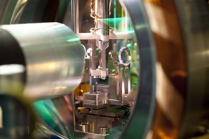 Die Apparatur, in der die Forscher die Quanten-Schnittstelle realisiert haben. (Bild: IQOQI/Lackner)