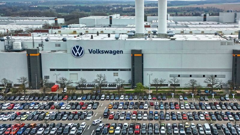 Der Volkswagenkonzern sucht nach Wegen in die Zukunft, während die Verkaufszahlen drastisch einbrechen.(Bild:  Volkswagen AG)