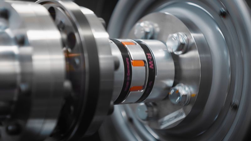 Der Radnabenmotor (rechts) von Deep Drive wird mit einer Last beaufschlagt (links).(Bild: DeepDrive)