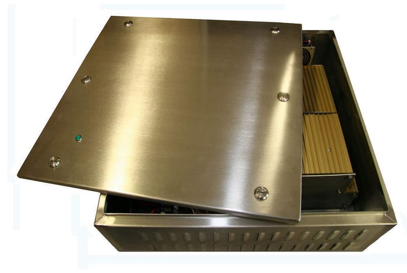 Der Werkstoff machts: Die DC / DC Wandler sind in Aluminium-Gehäusen untergebracht. Das Gehäuse der USV und alle Befestigungswinkel bestehen komplett aus V2A-Stahl.  Bilder: TKMS/HDW (Archiv: Vogel Business Media)