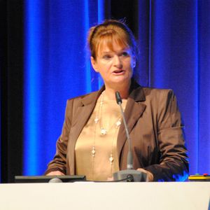 Sylke Eßer-Bruß (Präsidentin des Verbands Deutscher Dacia- und Renault-Partner) lobte viel, fand aber auch noch einige Kritikpunkte, die sie in ihrer kurzweiligen Rede charmant verpackte: „Der Hersteller ist an der Reihe, die Markeninhalte neu zu definieren und der Marke Renault wieder ein Gesicht zu geben.“(Foto:  Baeuchle)