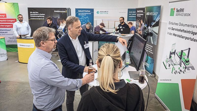 Die die Fachtagung begleitende Ausstellung bot reichlich Gelegenheit, sich über aktuelle Produkte und Services diverser Unternehmen zu informieren. (Bild: Stefan Bausewein)