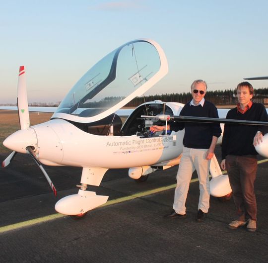 Freuen sich über den gelungenen Test: Prof. Dr.-Ing. Robert Luckner und wissenschaftlicher Mitarbeiter Wolfram Meyer-Brügel von der TU Berlin(Foto:  STEMME AG)