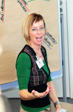 Andrea Heß (S.T.E.P., Bad Nauheim) griff in den rhetorischen Werkzeugkoffer und gab Tipps wie man mehr Sicherheit und Überzeugungskraft beim Reden bekommt. (Archiv: Vogel Business Media)