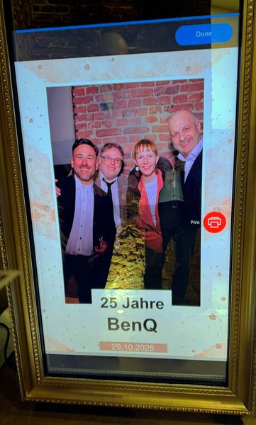 Die Spiegel-Fotobox war heiß begehrt: (v. l.) Marco Duarte und Holger Metz (beide BenQ), Celine Rusch (Digitech Galaxus) und Denis Luise (BenQ) (Bild: BenQ)