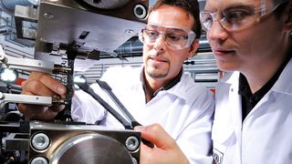 Markierte Probekörper werden für einen Zugversuch in eine Prüfmaschine eingespannt. Die genaue Kenntnis der Materialdaten ist bei der rechnerischen Auslegung von Hybridbauteilen aus Organoblech und angespritzten Funktionselementen unverzichtbar. (Bild: Lanxess)