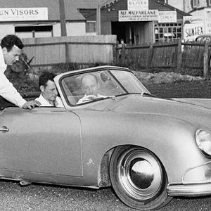 Das Urmodell („Vor-A-Serie“ genannt) baute Porsche von 1948 bis 1955. Es war von Anfang an als Coupé oder Cabrio erhältlich. Erkennbar ist die Vor-A-Serie an der zweigeteilten Windschutzscheibe mit Mittelsteg. Ab Modelljahr 1952 war sie einteilig, aber mit einem Knick in der Mitte.(Bild:  Porsche)