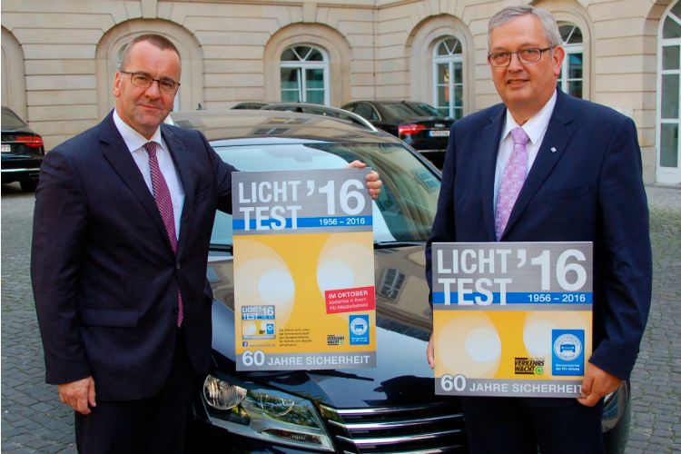 Klares Zeichen: Der niedersächsische Innenminister Boris Pistorius und Karl-Heinz Bley, Präsident und Landesinnungsmeister des Kfz-Gewerbes Niedersachsen-Bremen, eröffneten den Licht-Test in Niedersachsen. (Landesverband)
